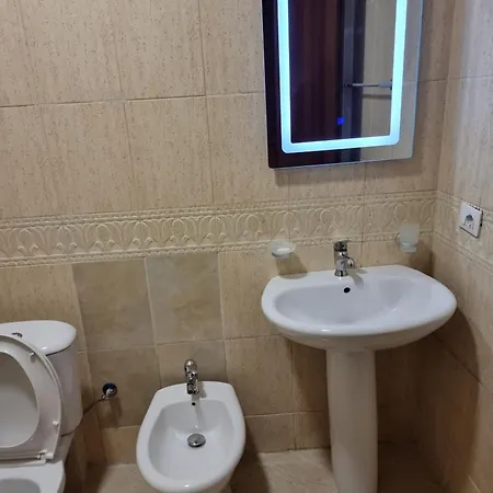 A&nd Τίρανα